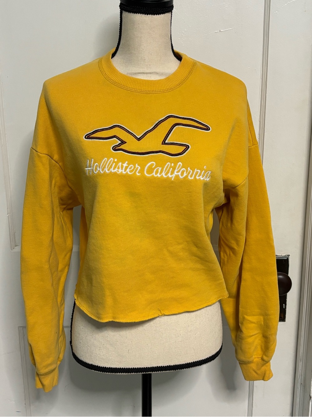 Hollister California Women's Yellow Crewneck Crop Sweatshirt